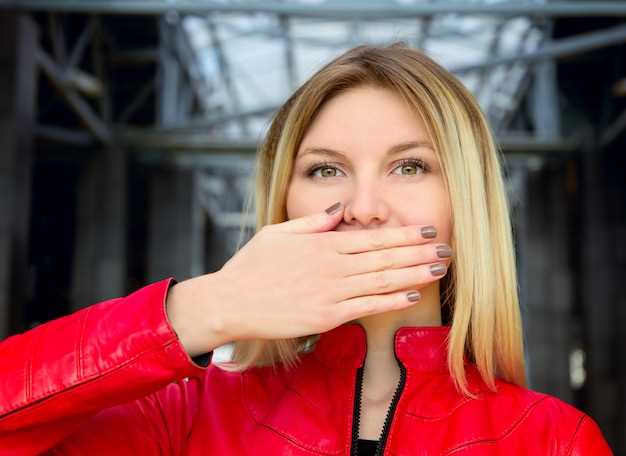 Причины трещин на губах, связанные с привычками